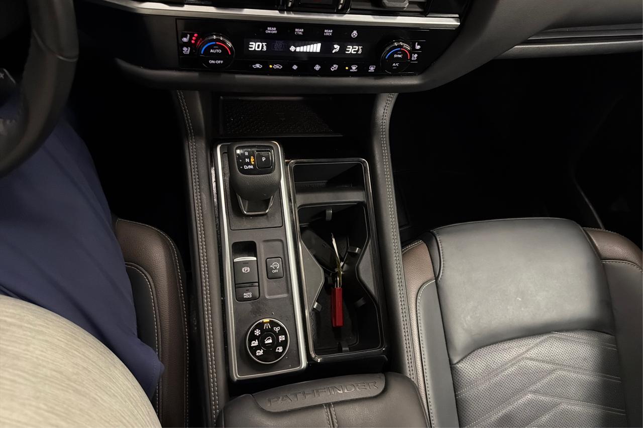 2024 Nissan Pathfinder Platinum Photo