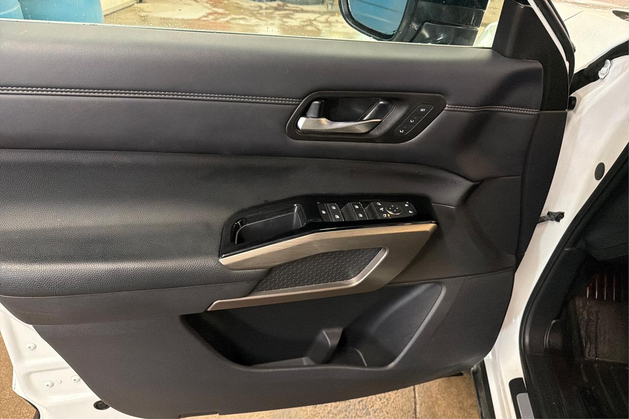 2024 Nissan Pathfinder Platinum Photo