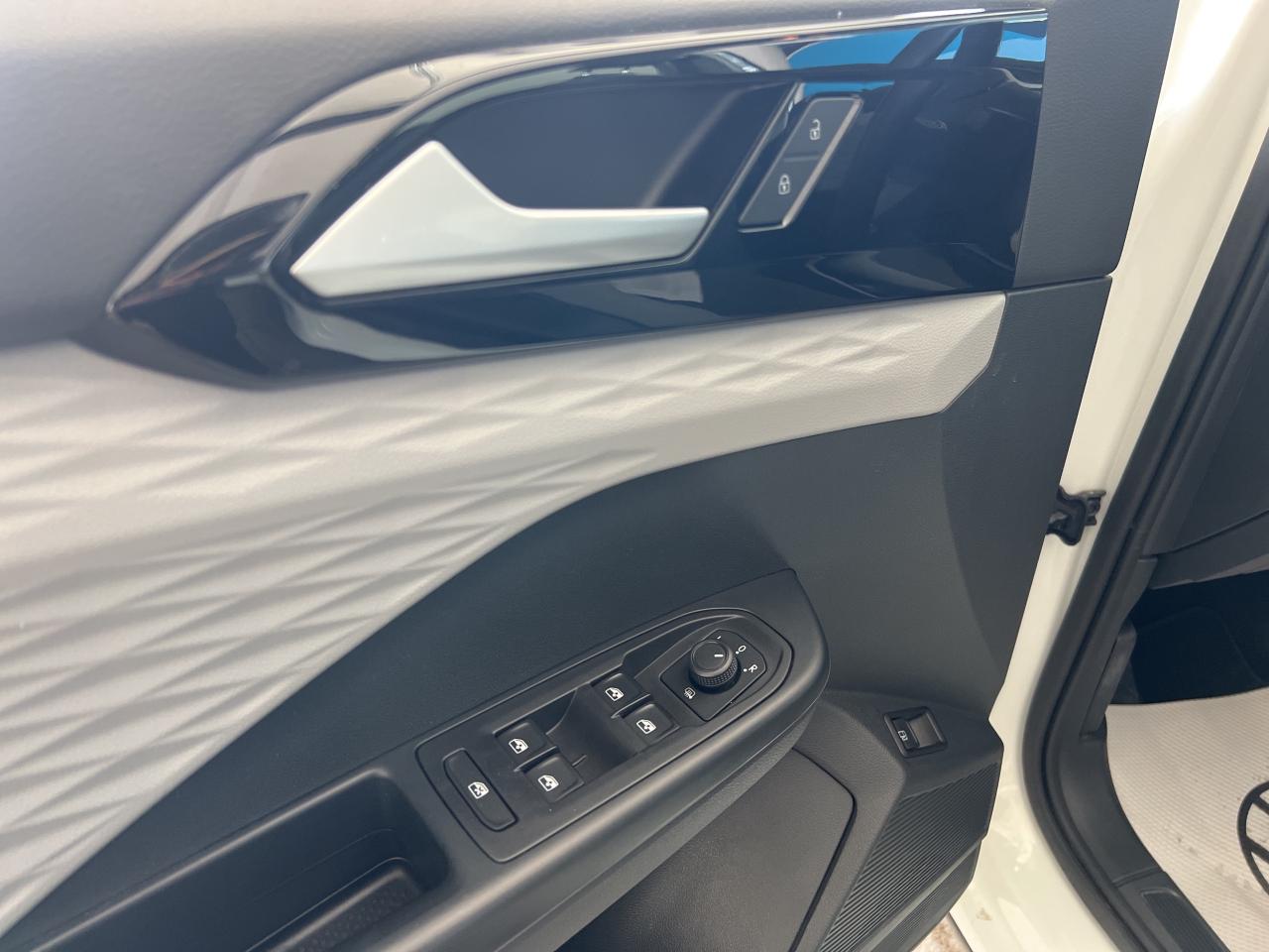 2023 Volkswagen Taos Trendline 4Motion Photo