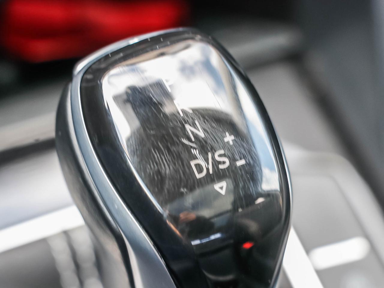 2024 Volkswagen Taos Highline 4MOTION Photo