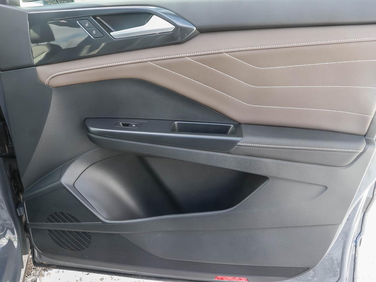 2024 Volkswagen Taos Highline 4MOTION Photo