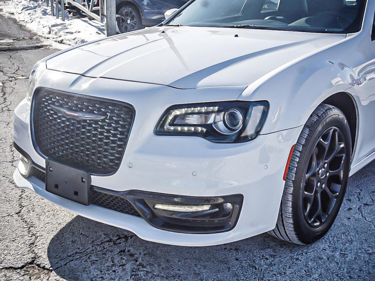2023 Chrysler 300  Photo3