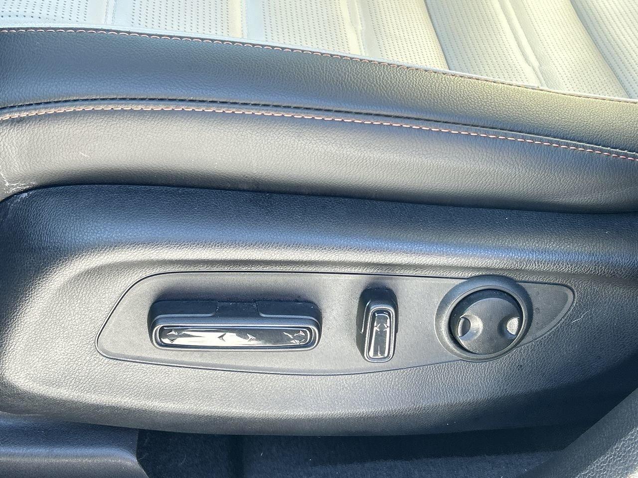 2024 Honda CR-V Hybrid Touring AWD 2 SETS, ON WINTERS  Leather Seats  All Photo