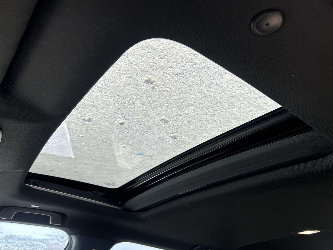 2024 Honda CR-V Hybrid Touring AWD 2 SETS, ON WINTERS  Leather Seats  All Photo