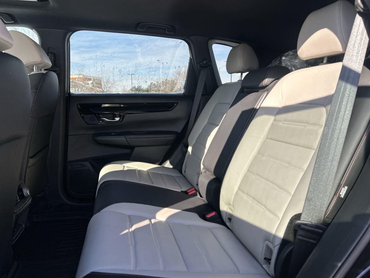 2024 Honda CR-V Hybrid Touring AWD 2 SETS, ON WINTERS  Leather Seats  All Photo