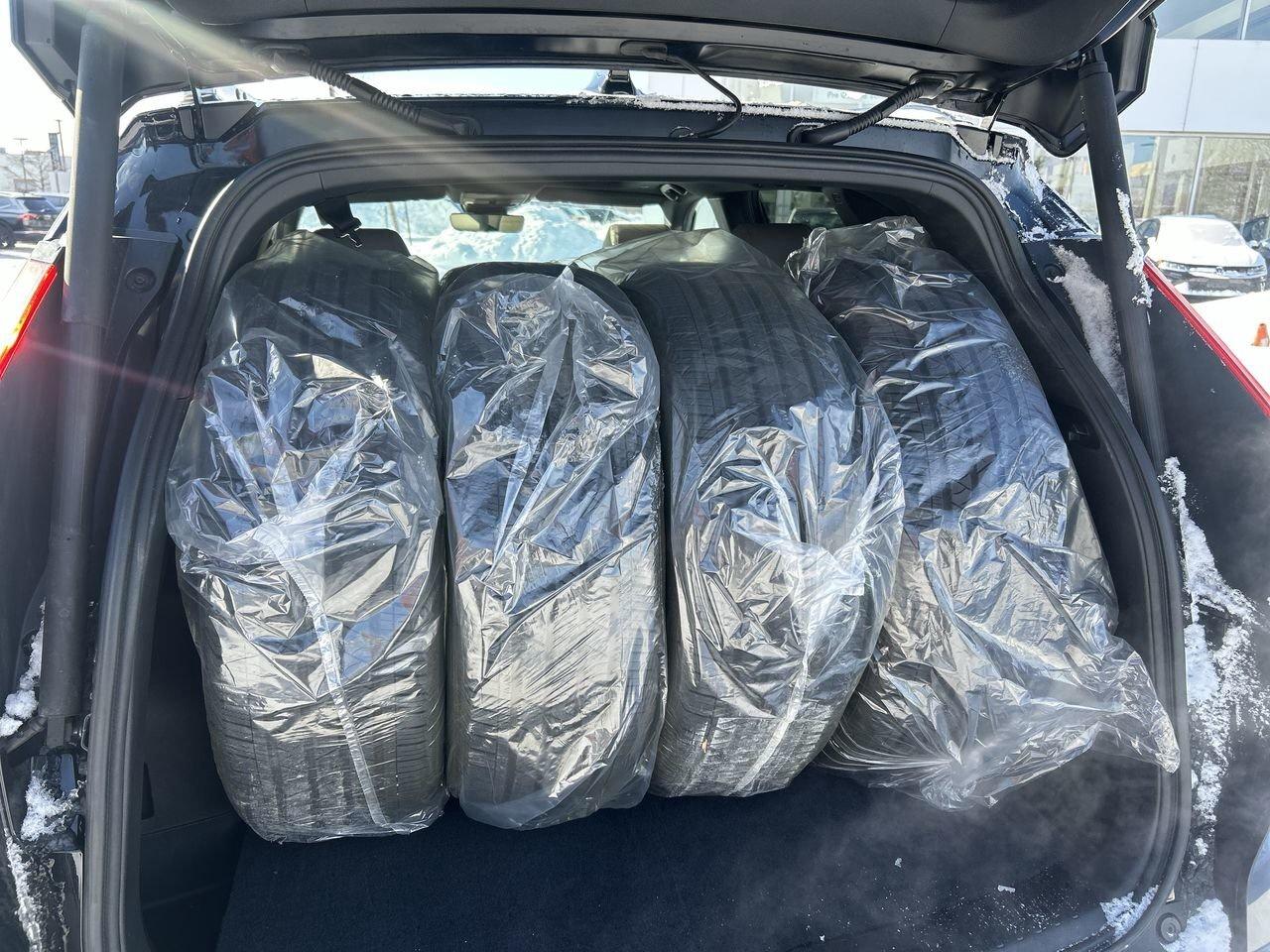 2024 Honda CR-V Hybrid Touring AWD 2 SETS, ON WINTERS  Leather Seats  All Photo