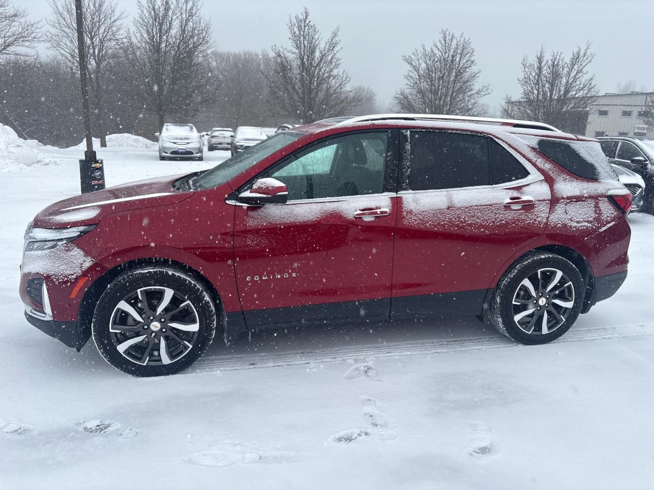 2024 Chevrolet Equinox Premier AWD + Sunroof + Navigation + 1 Owner Photo3