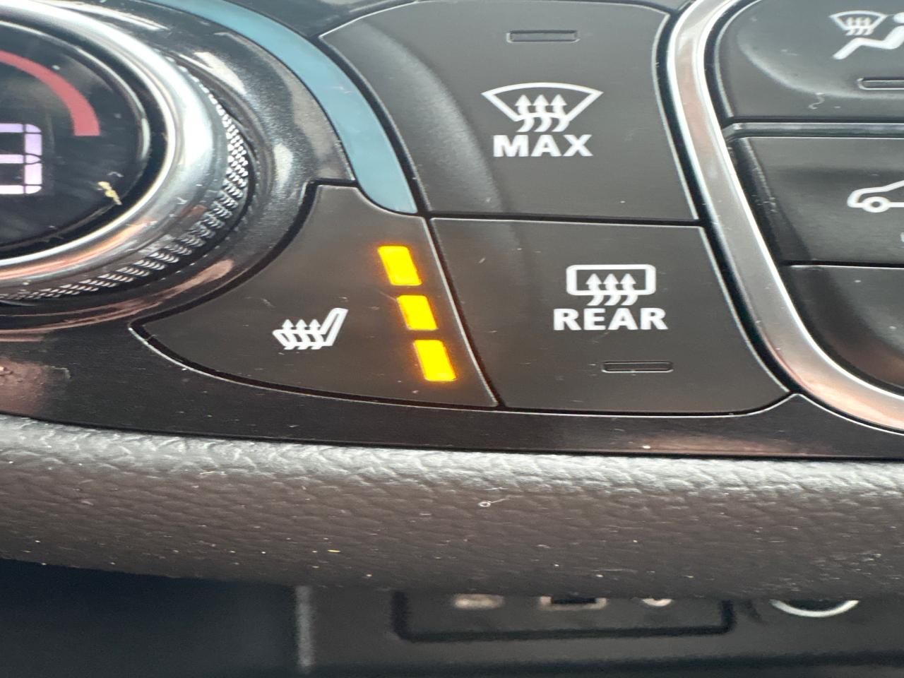 2024 Chevrolet Equinox Premier AWD + Sunroof + Navigation + 1 Owner Photo