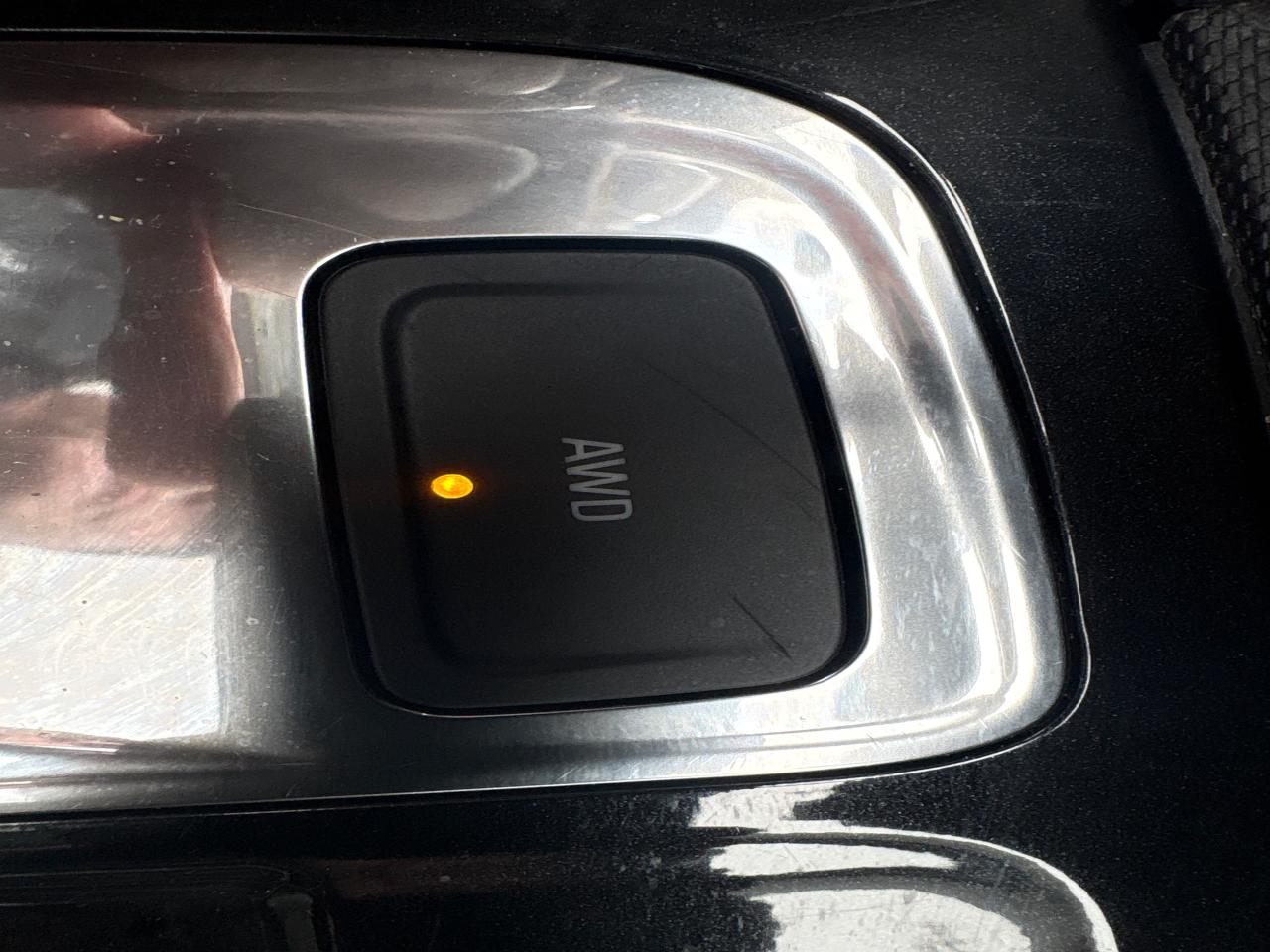 2024 Chevrolet Equinox Premier AWD + Sunroof + Navigation + 1 Owner Photo