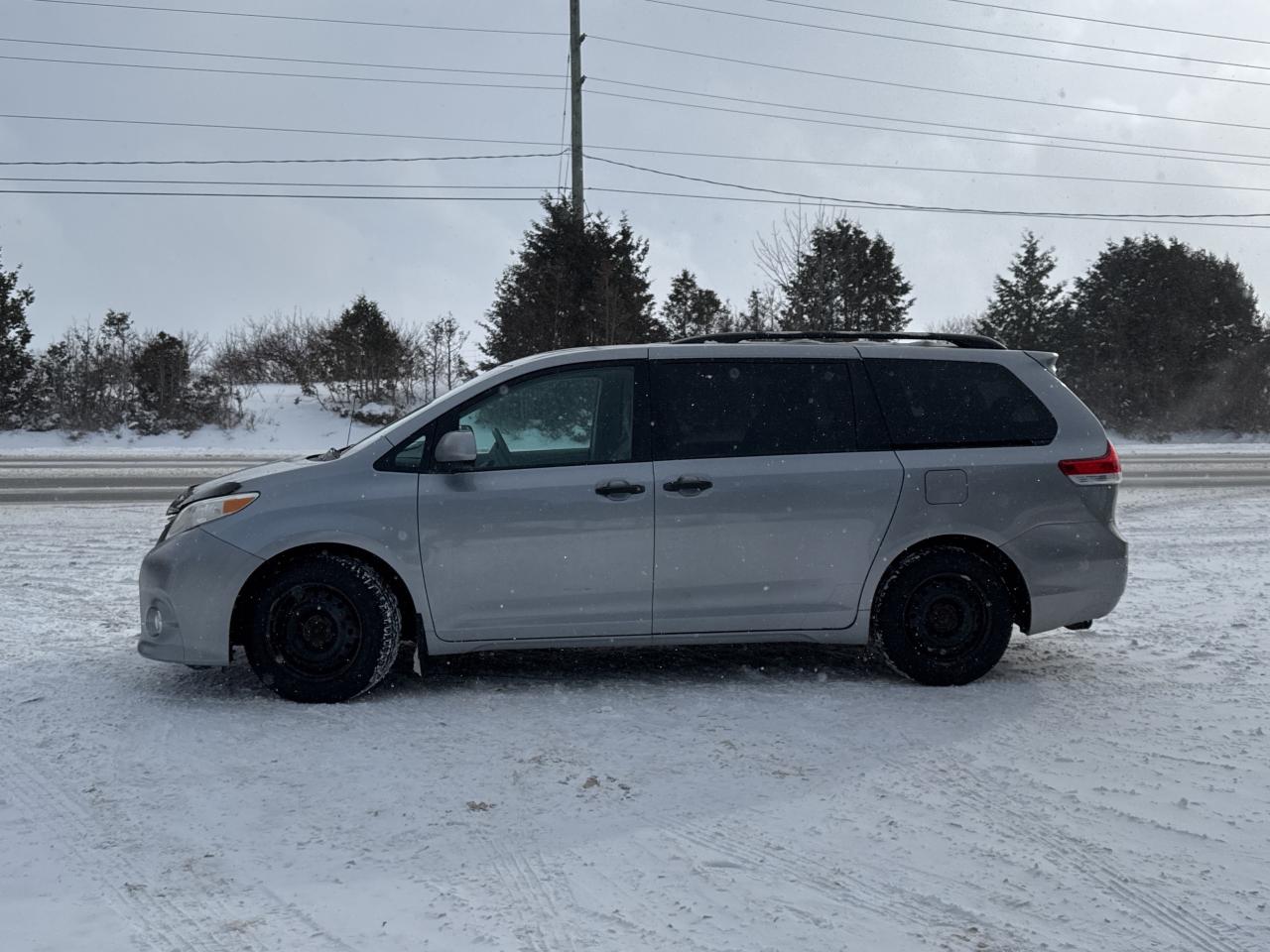 2011 Toyota Sienna LE 7 PASSENGER Photo4