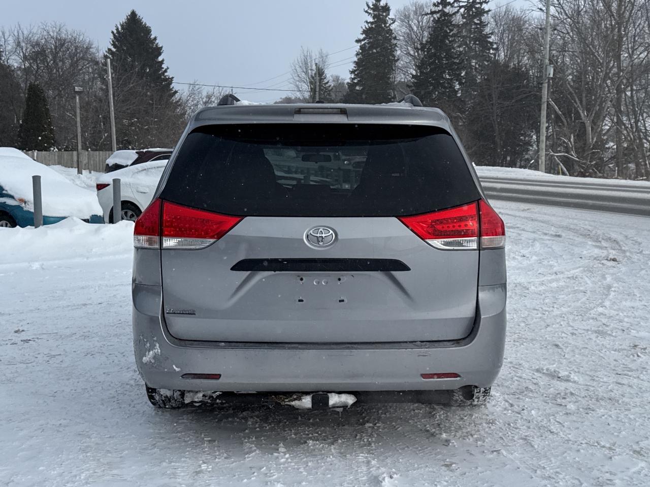 2011 Toyota Sienna LE 7 PASSENGER Photo