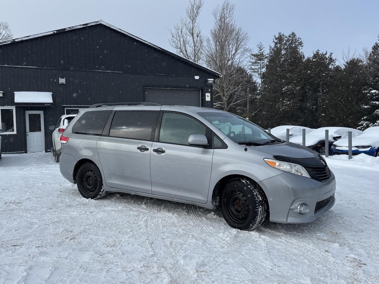 2011 Toyota Sienna LE 7 PASSENGER Photo