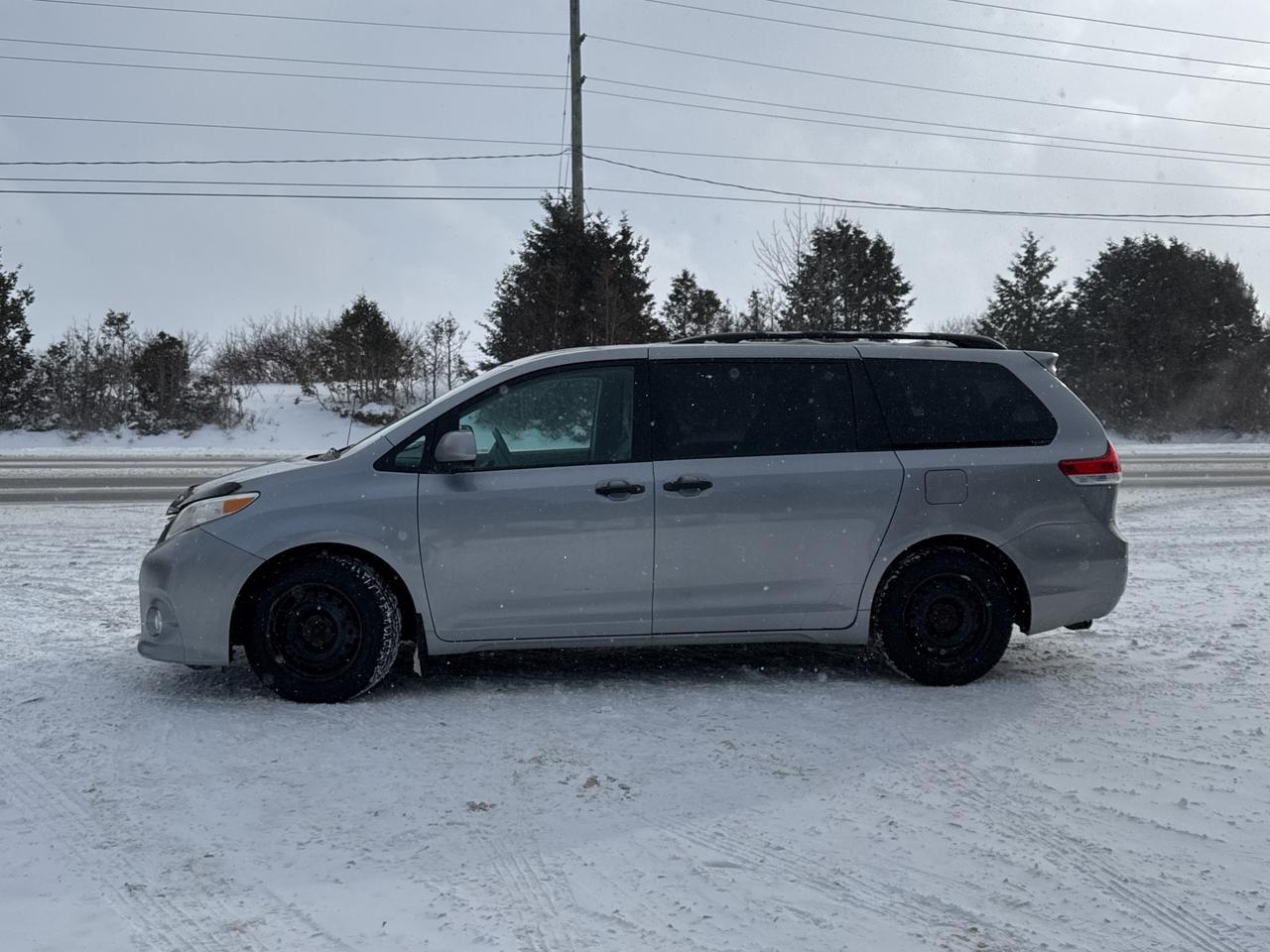 2011 Toyota Sienna LE 7 PASSENGER Photo