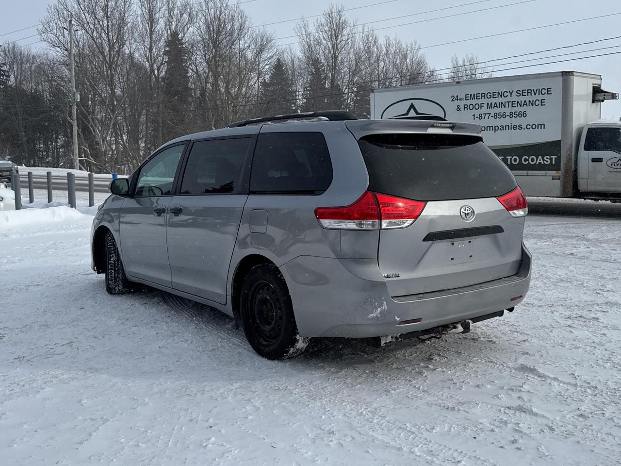 2011 Toyota Sienna LE 7 PASSENGER Photo