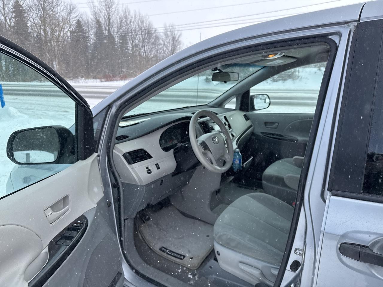 2011 Toyota Sienna LE 7 PASSENGER Photo