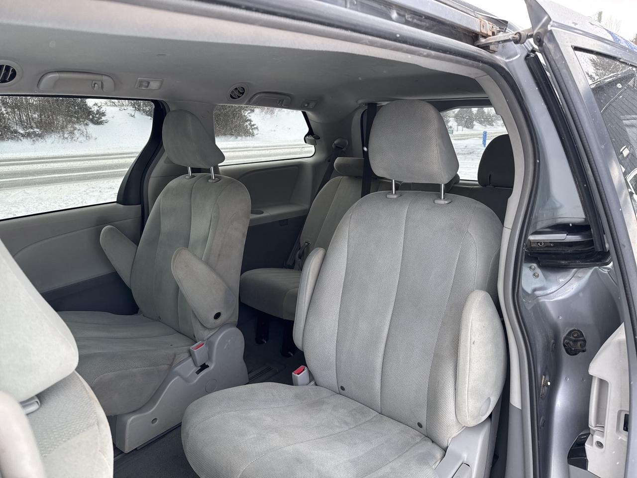2011 Toyota Sienna LE 7 PASSENGER Photo