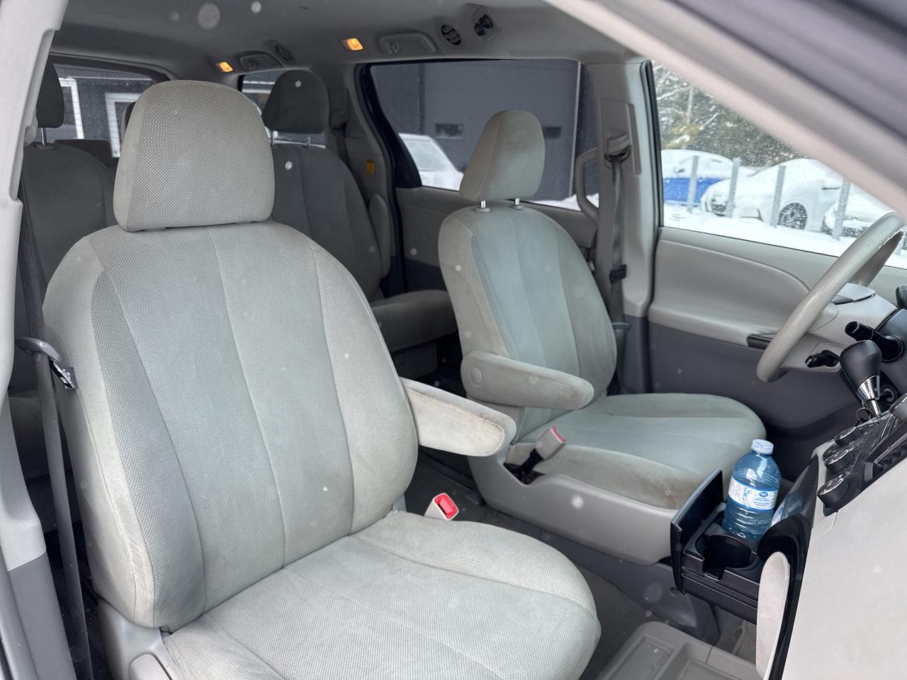2011 Toyota Sienna LE 7 PASSENGER Photo