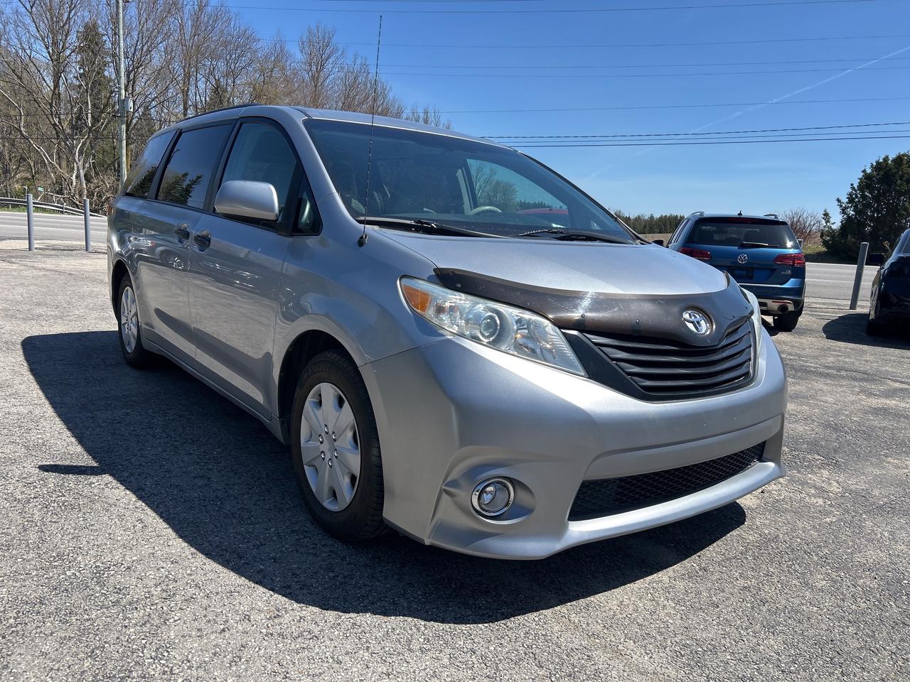 2011 Toyota Sienna LE 7 PASSENGER Photo2