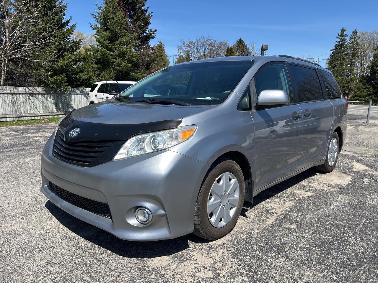 2011 Toyota Sienna LE 7 PASSENGER Photo0