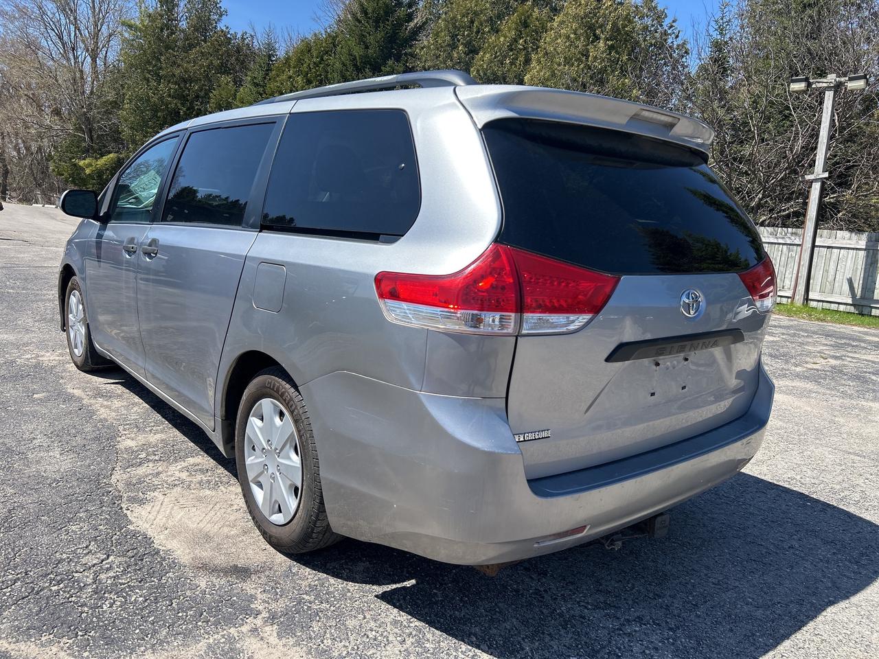 2011 Toyota Sienna LE 7 PASSENGER Photo