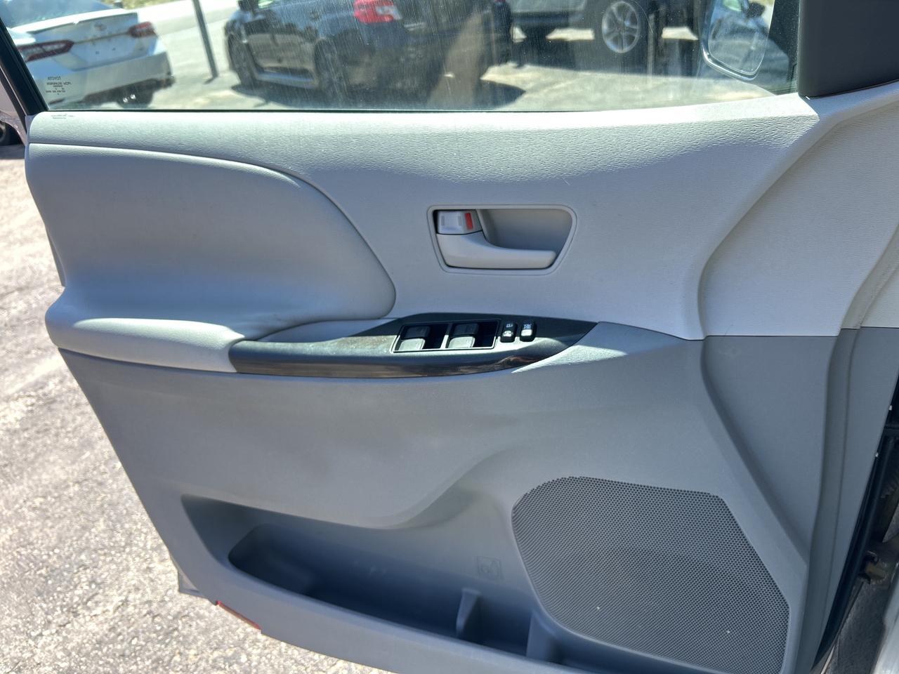 2011 Toyota Sienna LE 7 PASSENGER Photo