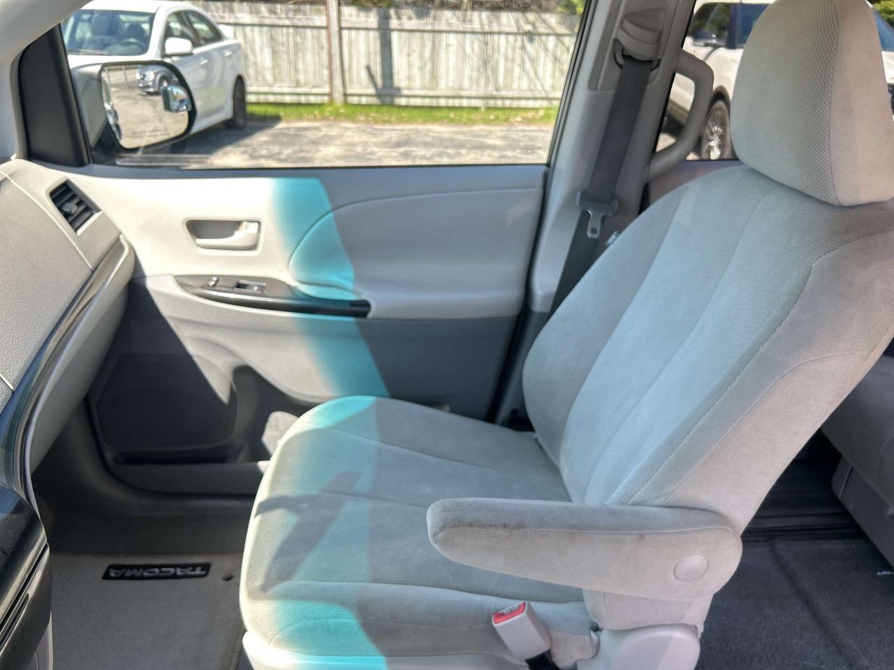 2011 Toyota Sienna LE 7 PASSENGER Photo