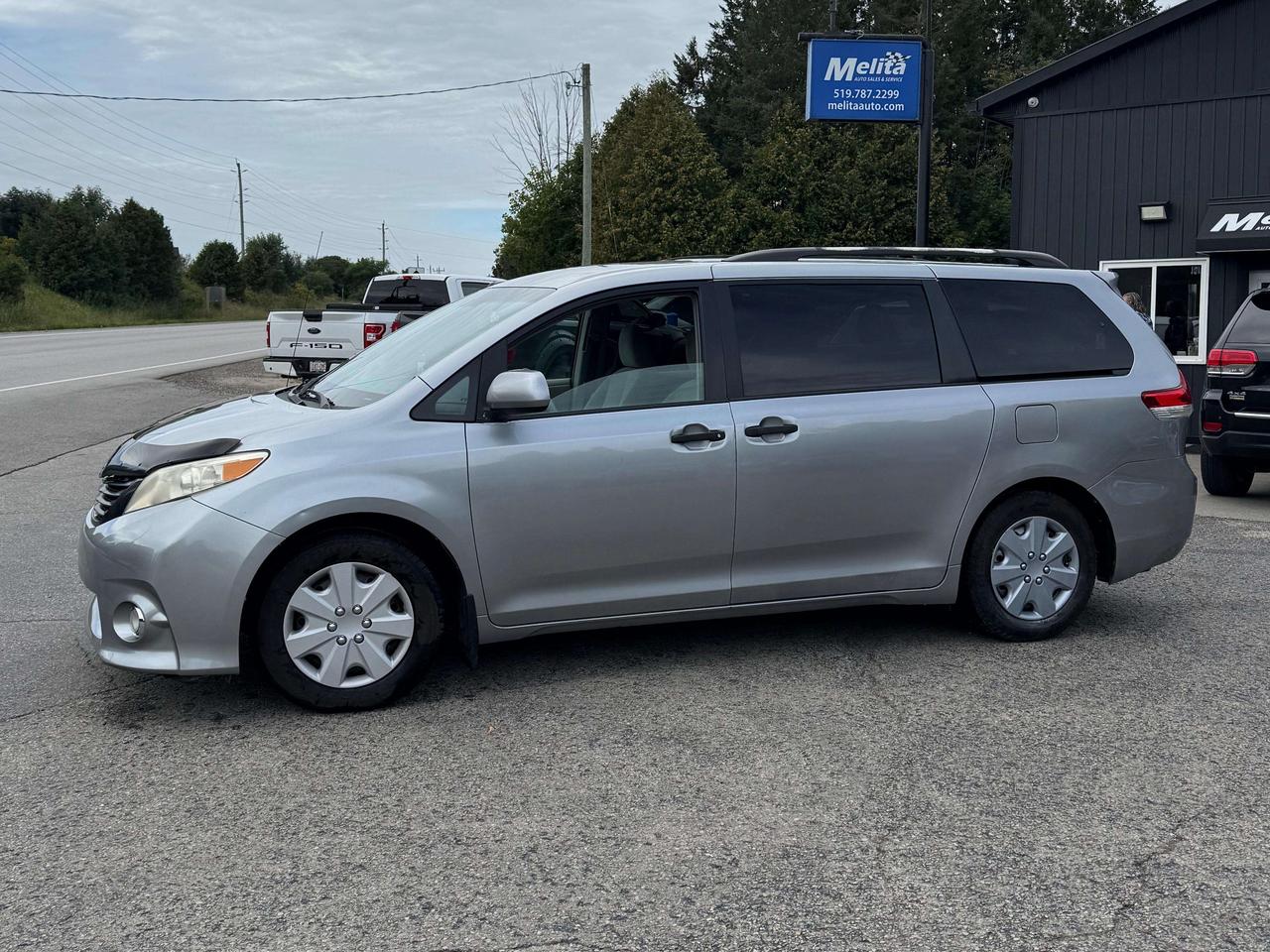 2011 Toyota Sienna LE 7 PASSENGER Photo4