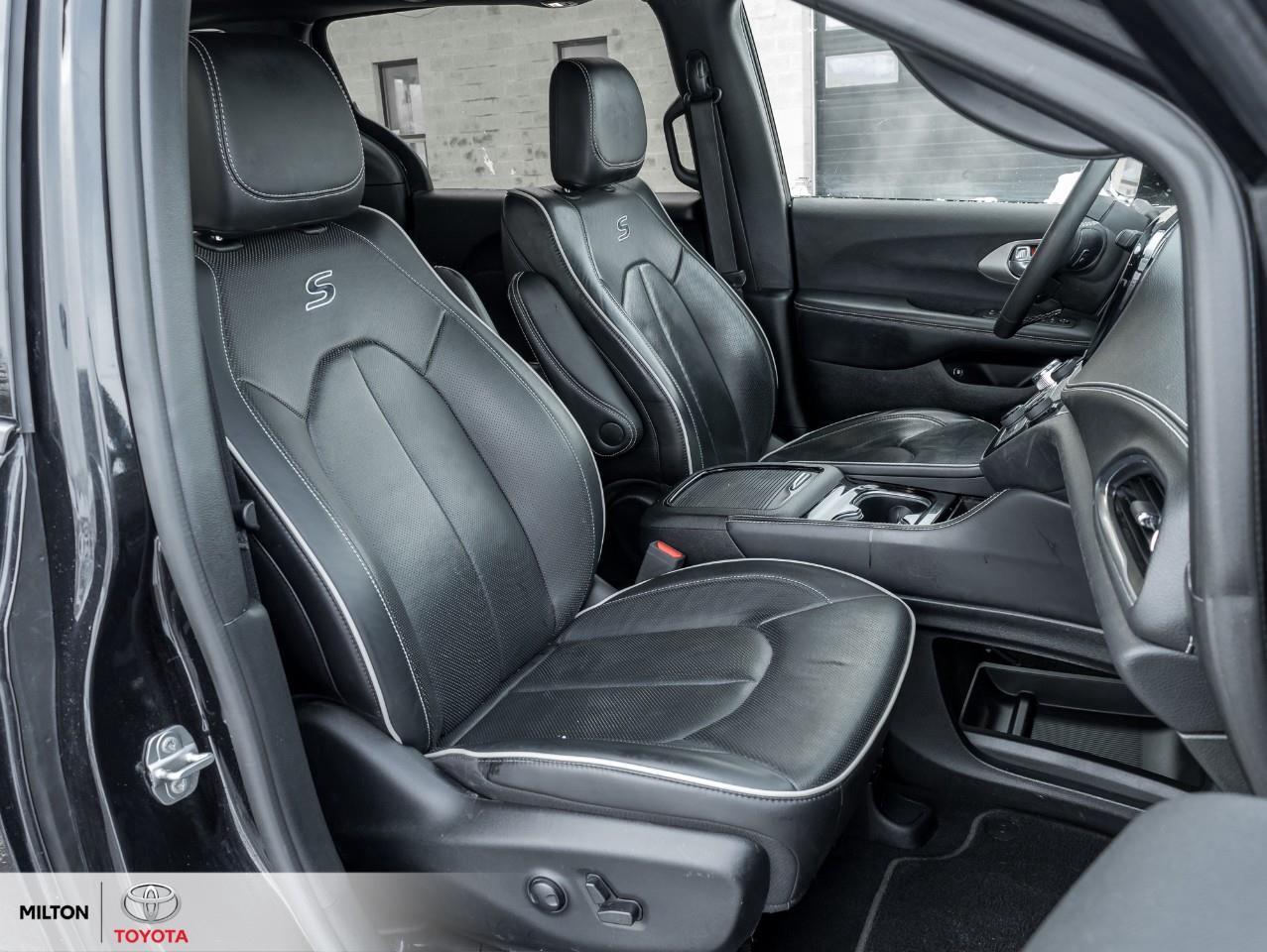 2023 Chrysler Pacifica Hybrid HEATED STEERING VENTILATED FRONT SEATS PANORAMIC S Photo