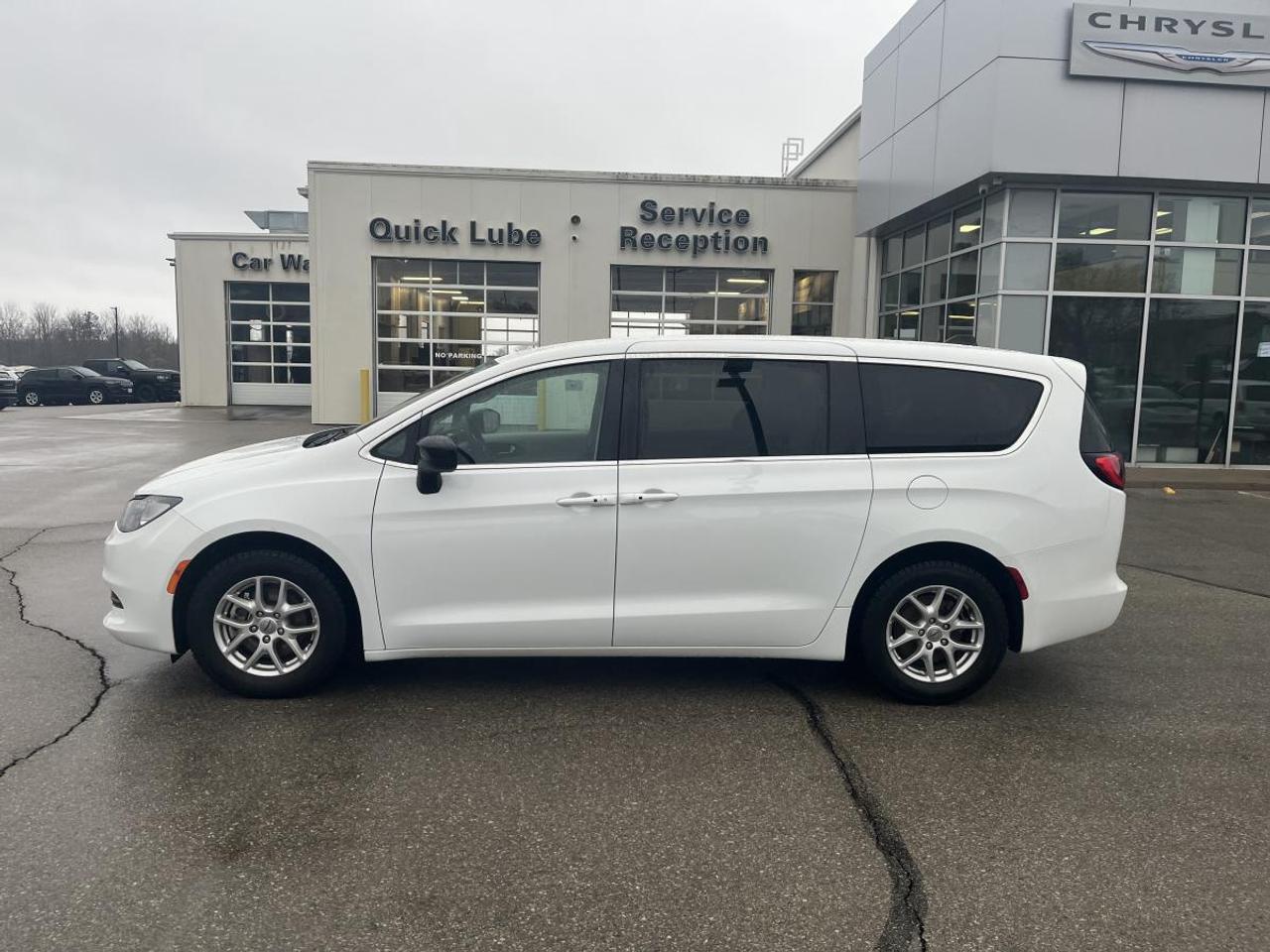 2024 Chrysler Grand Caravan SXT @ 3.99% for 60 mo Photo2