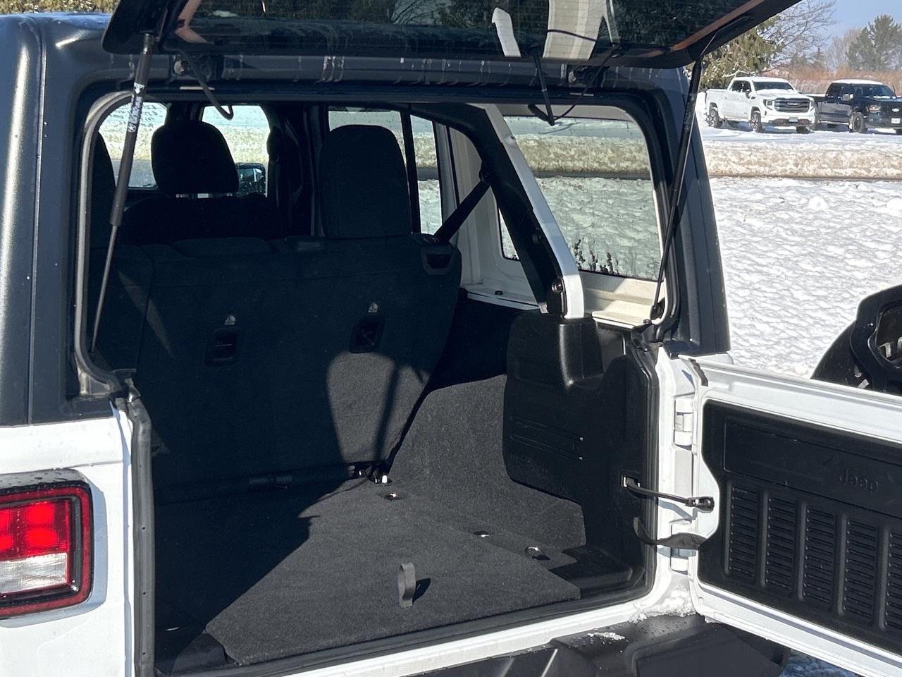 2021 Jeep Wrangler Unlimited Sahara 4x4 CALL NAPANEE 613-354-2100 Photo