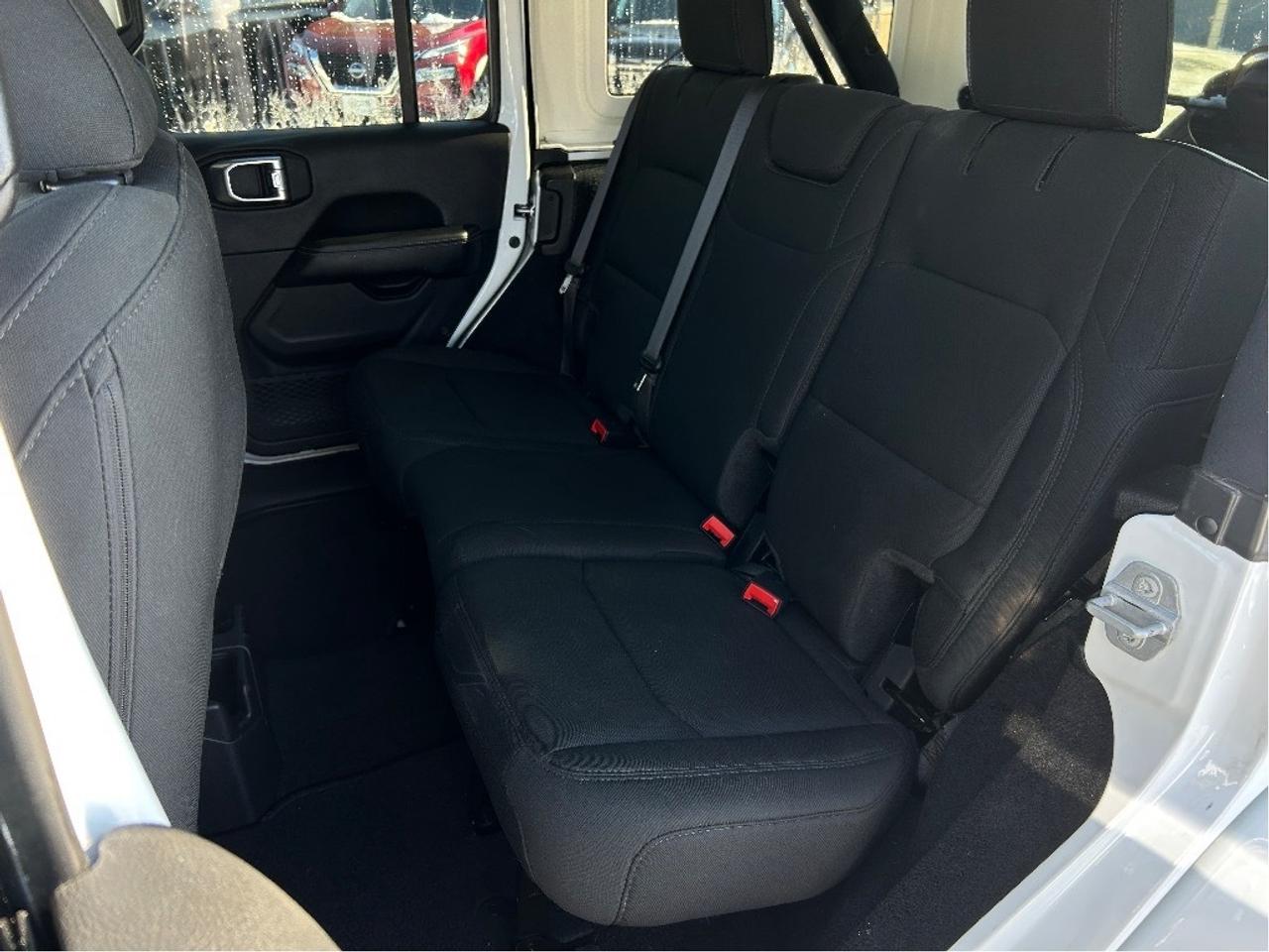 2021 Jeep Wrangler Unlimited Sahara 4x4 CALL NAPANEE 613-354-2100 Photo