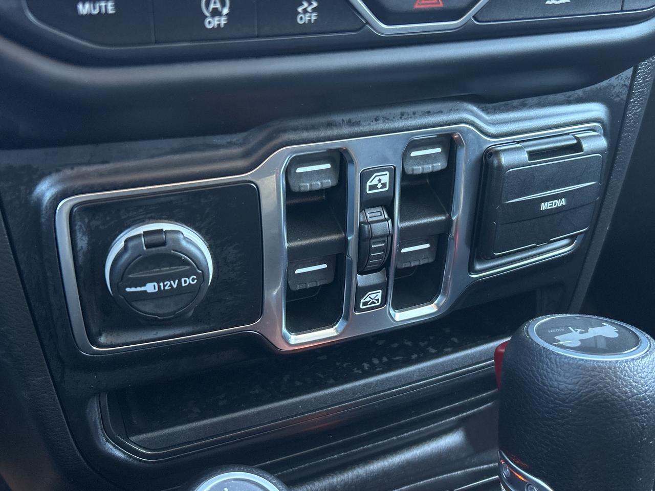 2021 Jeep Wrangler Unlimited Sahara 4x4 CALL NAPANEE 613-354-2100 Photo