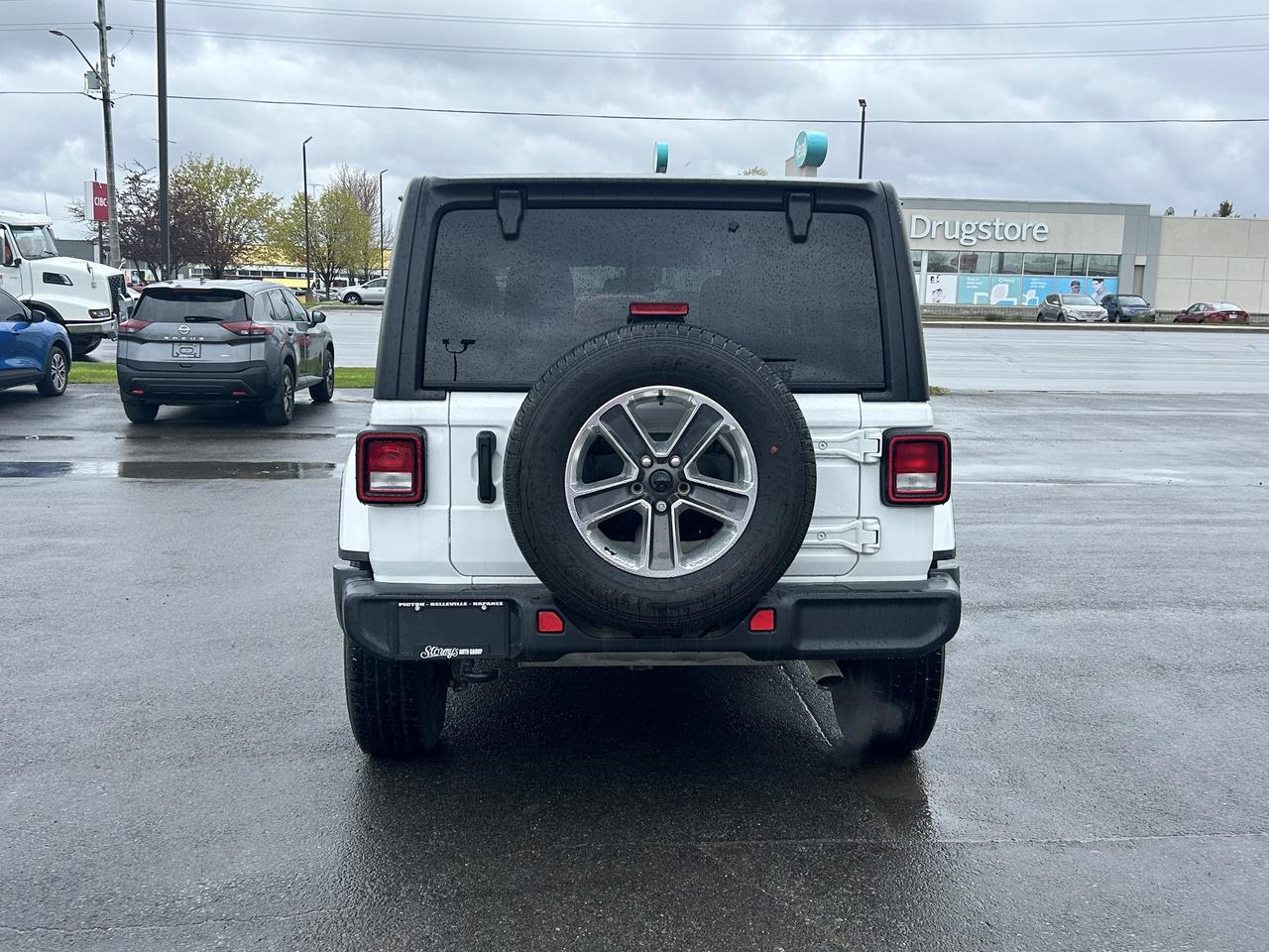 2021 Jeep Wrangler Unlimited Sahara 4x4 CALL NAPANEE 613-354-2100 Photo