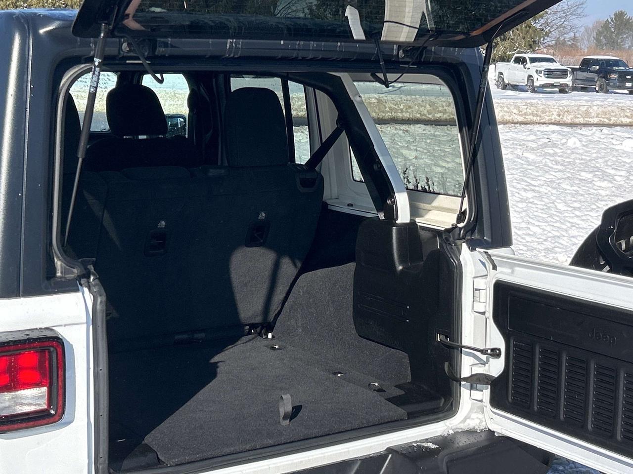 2021 Jeep Wrangler Unlimited Sahara CALL BELLEVILLE 613-961-8848 Photo