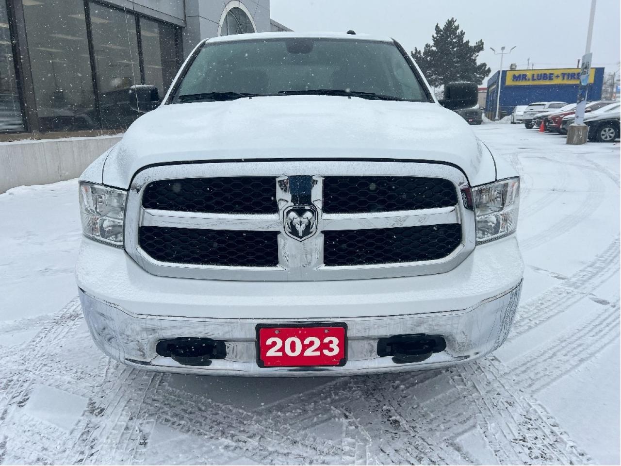2023 RAM 1500 Classic SLT Crew 4x4 HEMI V8 *HITCH *PWR SEAT *LOW KMS Photo