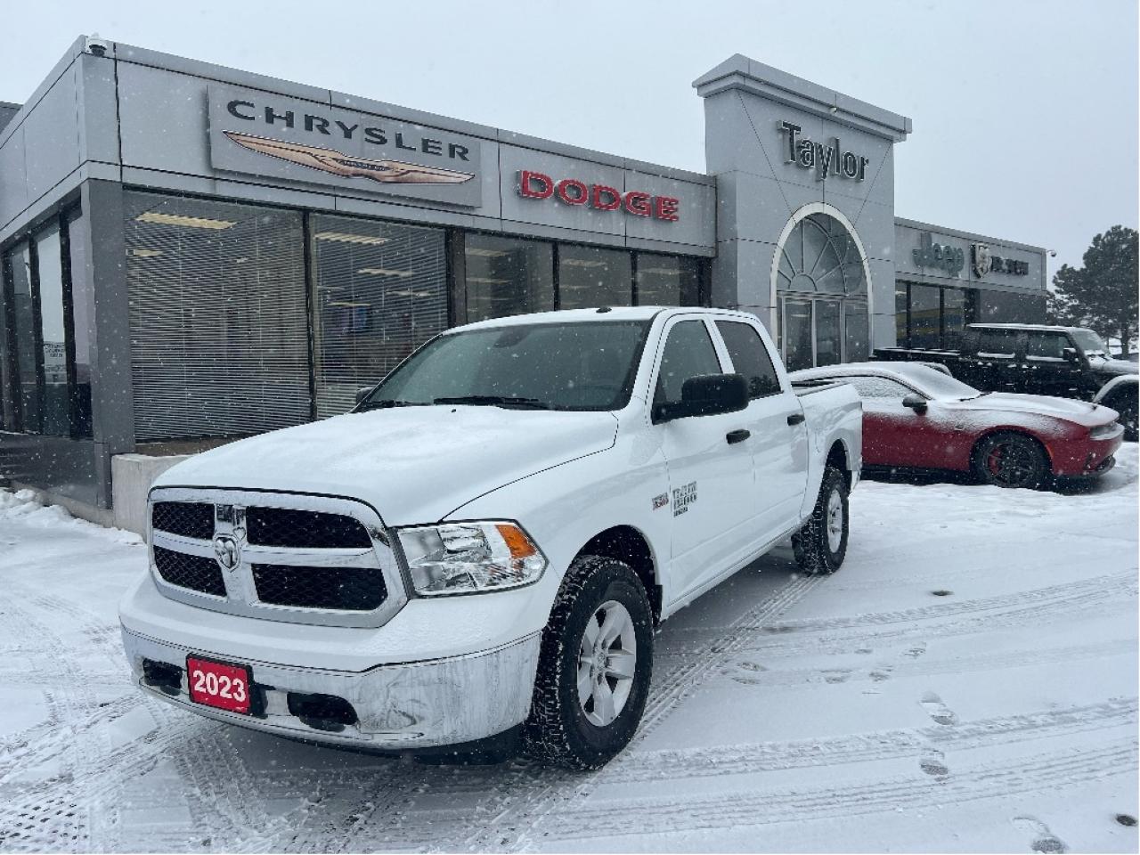 2023 RAM 1500 Classic SLT Crew 4x4 HEMI V8 *HITCH *PWR SEAT *LOW KMS Photo