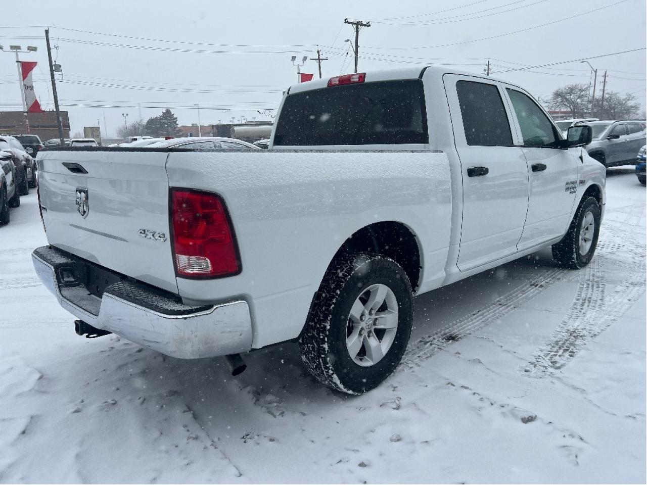 2023 RAM 1500 Classic SLT Crew 4x4 HEMI V8 *HITCH *PWR SEAT *LOW KMS Photo