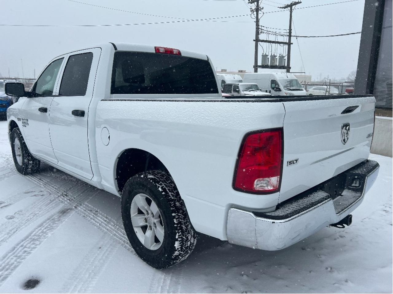 2023 RAM 1500 Classic SLT Crew 4x4 HEMI V8 *HITCH *PWR SEAT *LOW KMS Photo