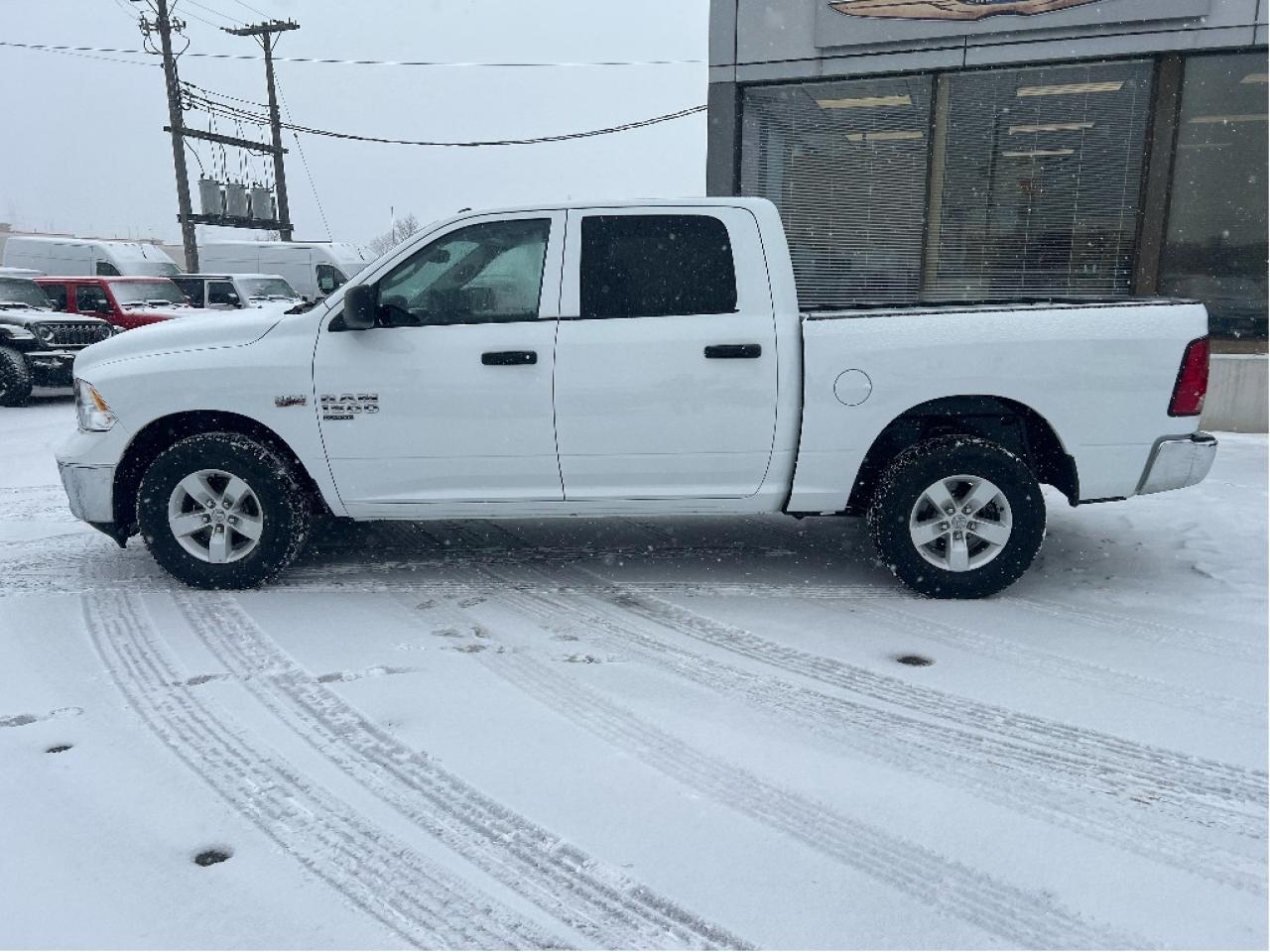 2023 RAM 1500 Classic SLT Crew 4x4 HEMI V8 *HITCH *PWR SEAT *LOW KMS Photo