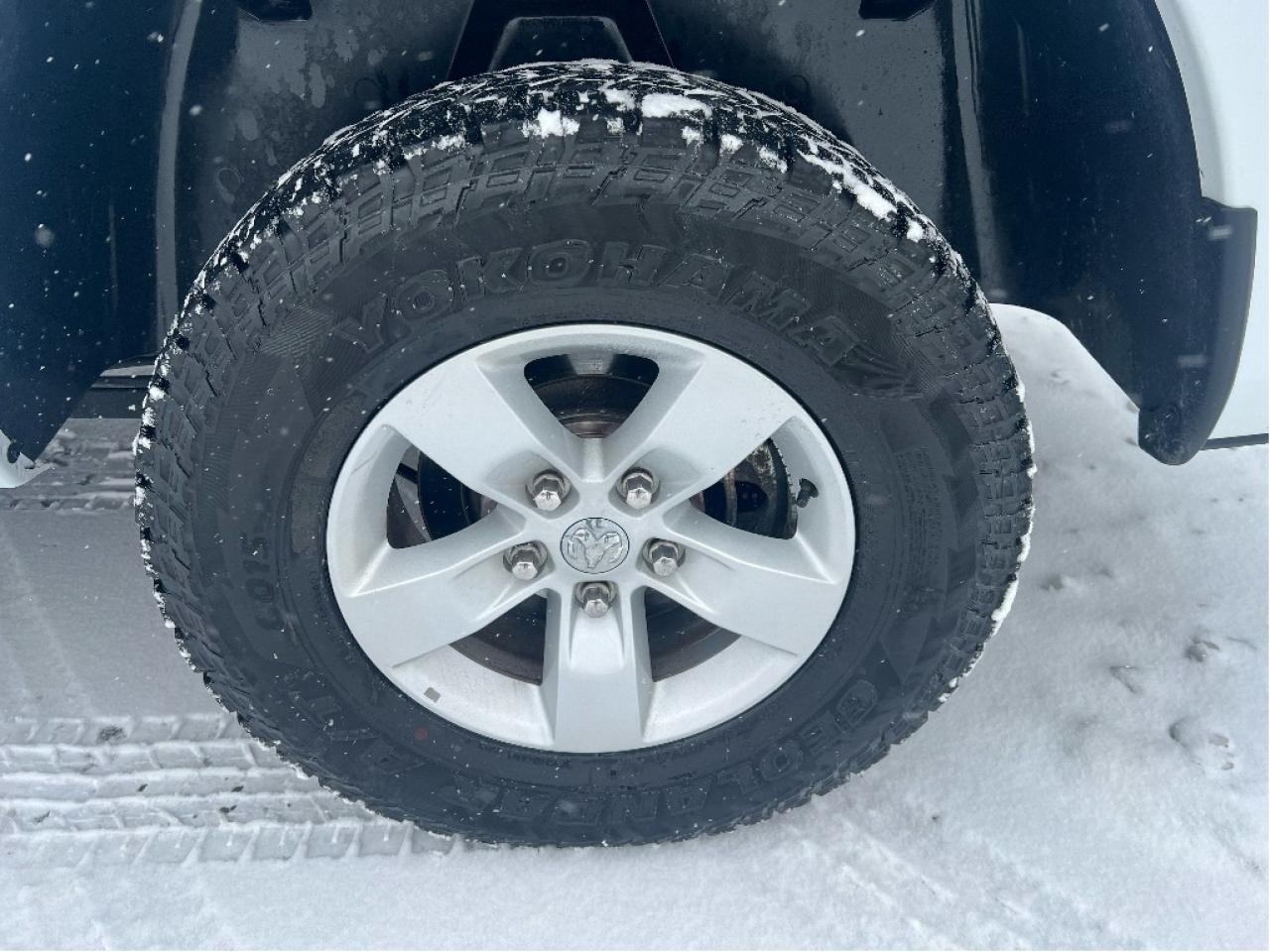 2023 RAM 1500 Classic SLT Crew 4x4 HEMI V8 *HITCH *PWR SEAT *LOW KMS Photo