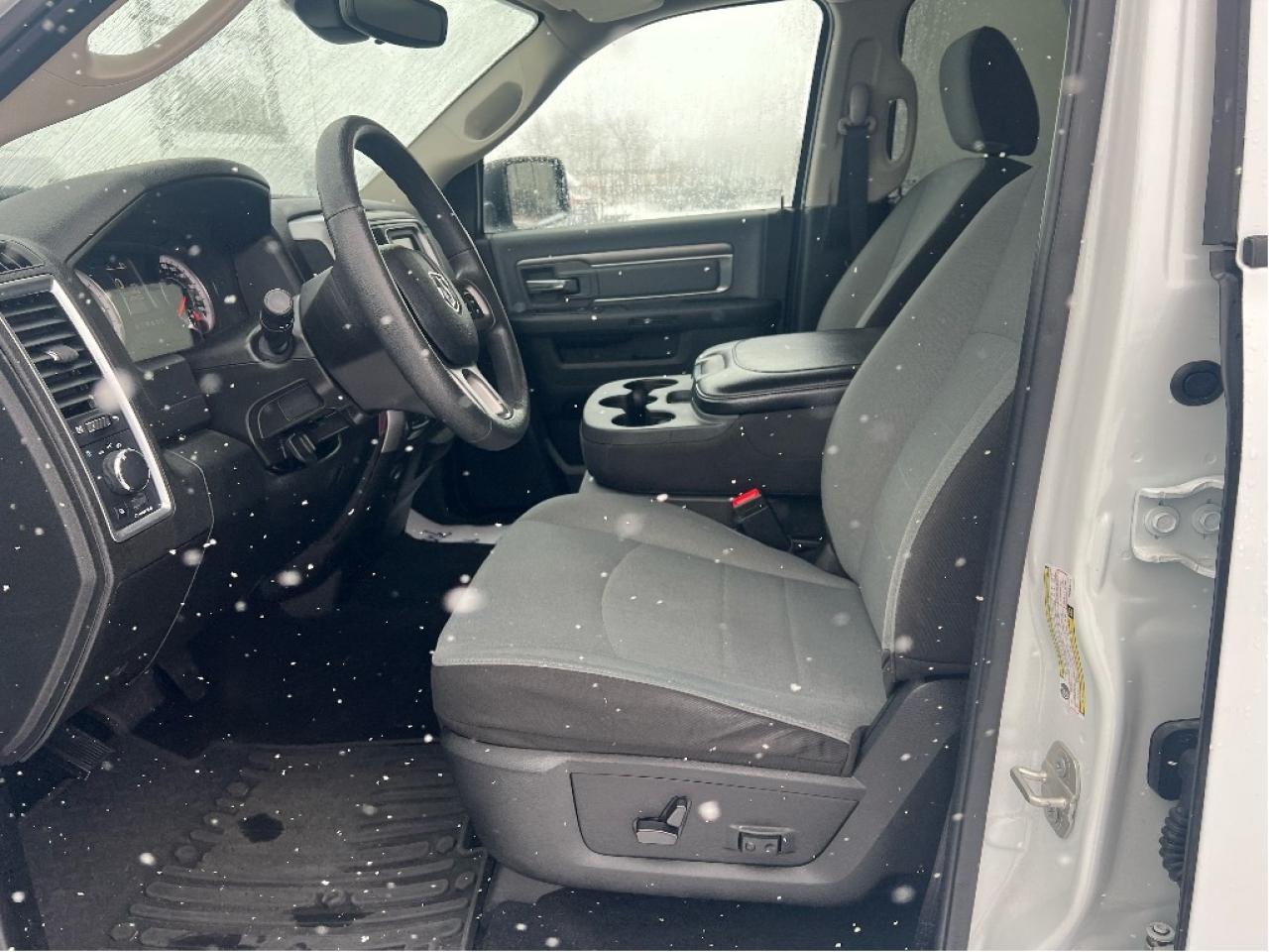 2023 RAM 1500 Classic SLT Crew 4x4 HEMI V8 *HITCH *PWR SEAT *LOW KMS Photo