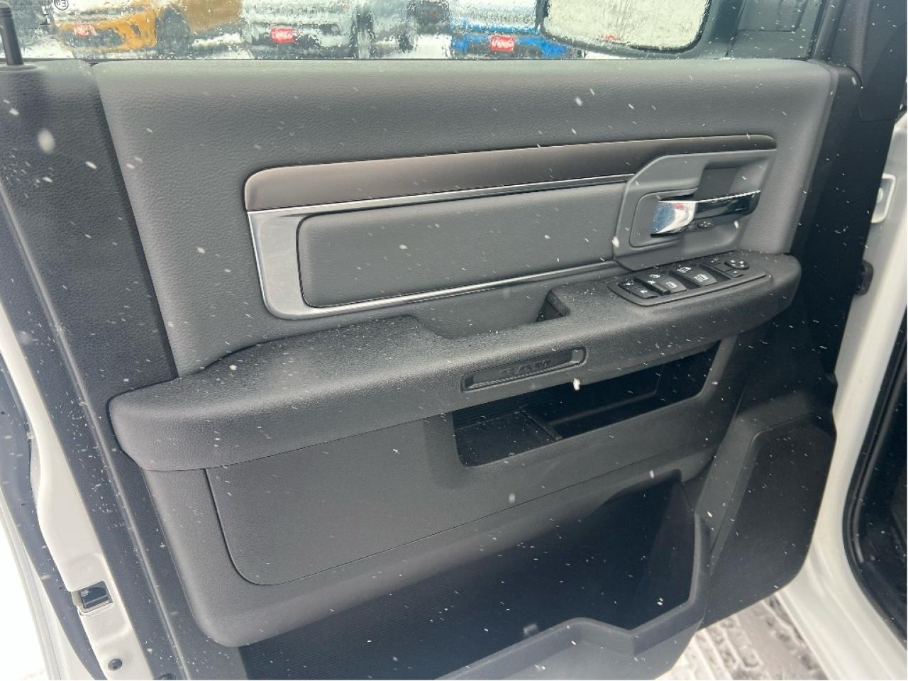 2023 RAM 1500 Classic SLT Crew 4x4 HEMI V8 *HITCH *PWR SEAT *LOW KMS Photo