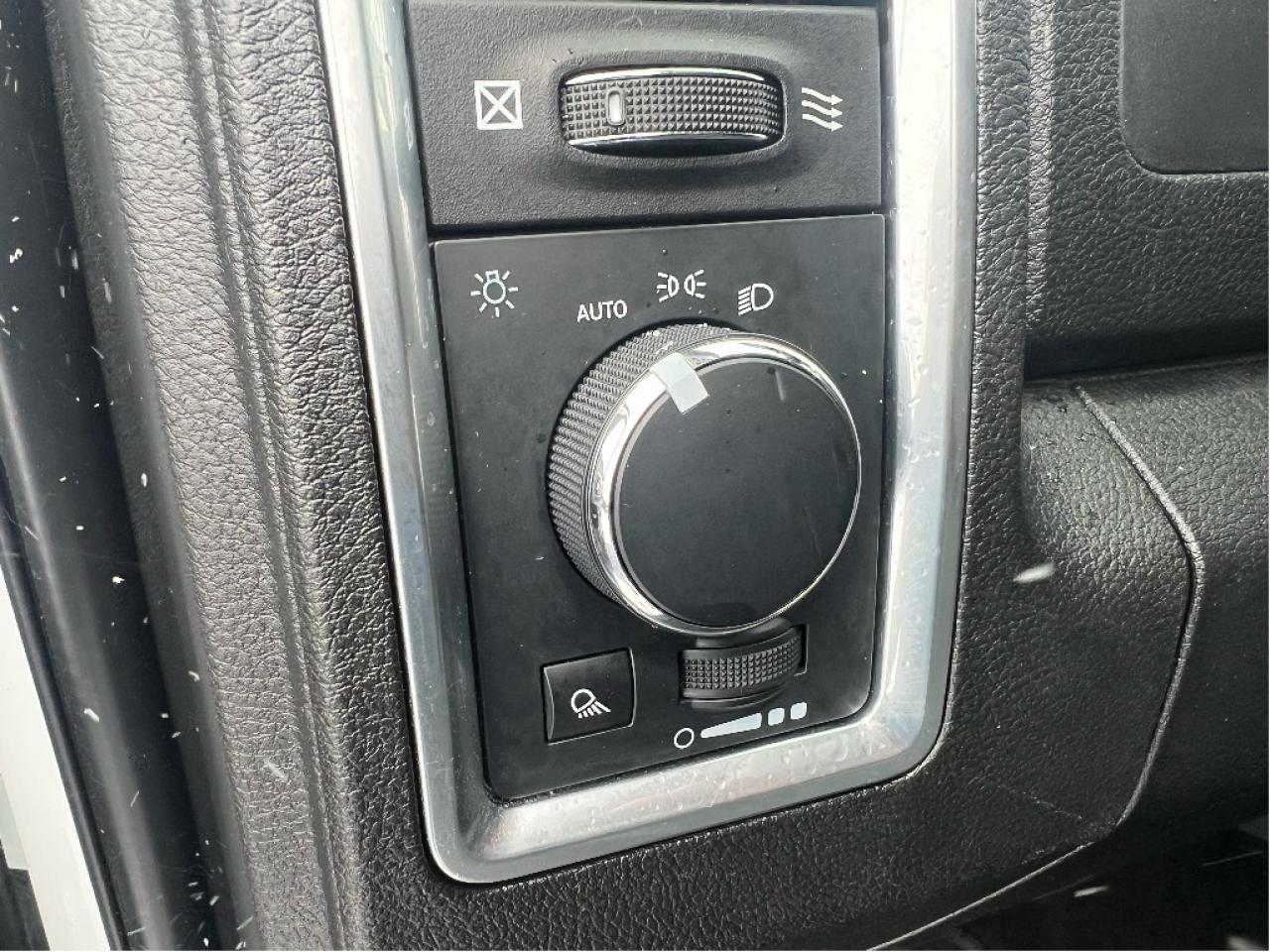 2023 RAM 1500 Classic SLT Crew 4x4 HEMI V8 *HITCH *PWR SEAT *LOW KMS Photo