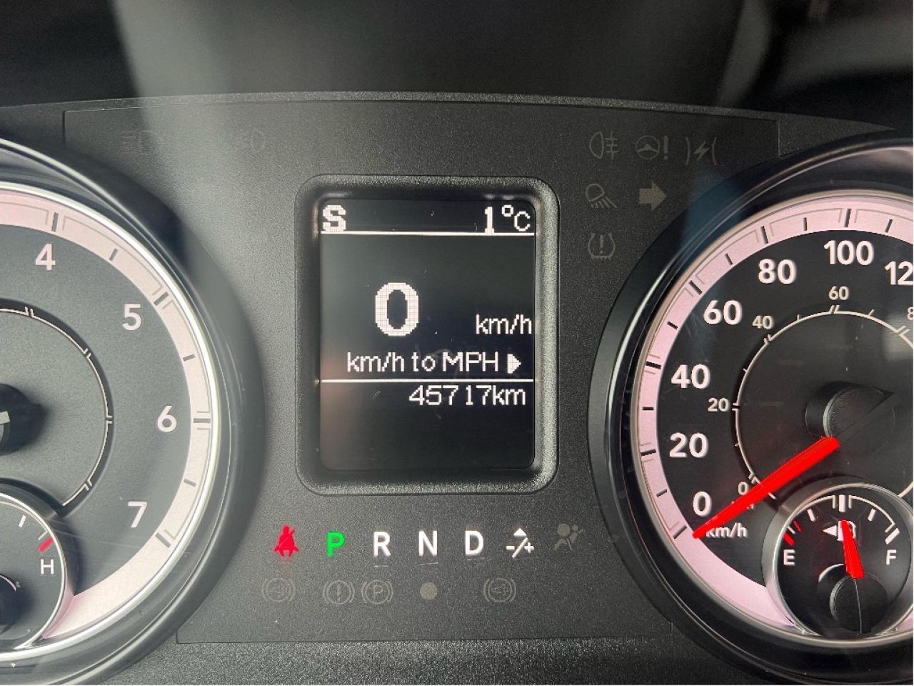 2023 RAM 1500 Classic SLT Crew 4x4 HEMI V8 *HITCH *PWR SEAT *LOW KMS Photo