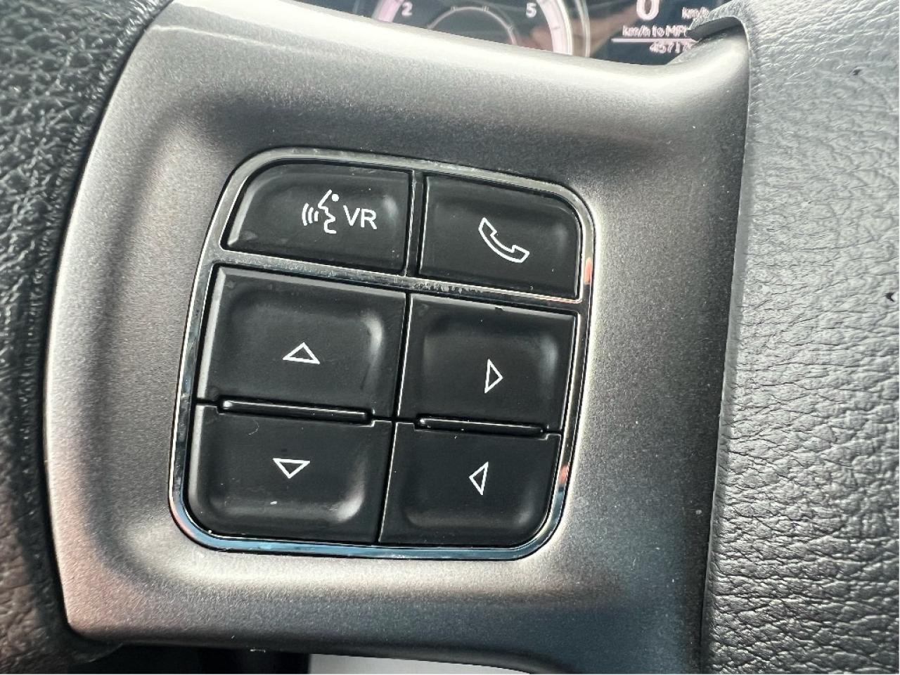 2023 RAM 1500 Classic SLT Crew 4x4 HEMI V8 *HITCH *PWR SEAT *LOW KMS Photo