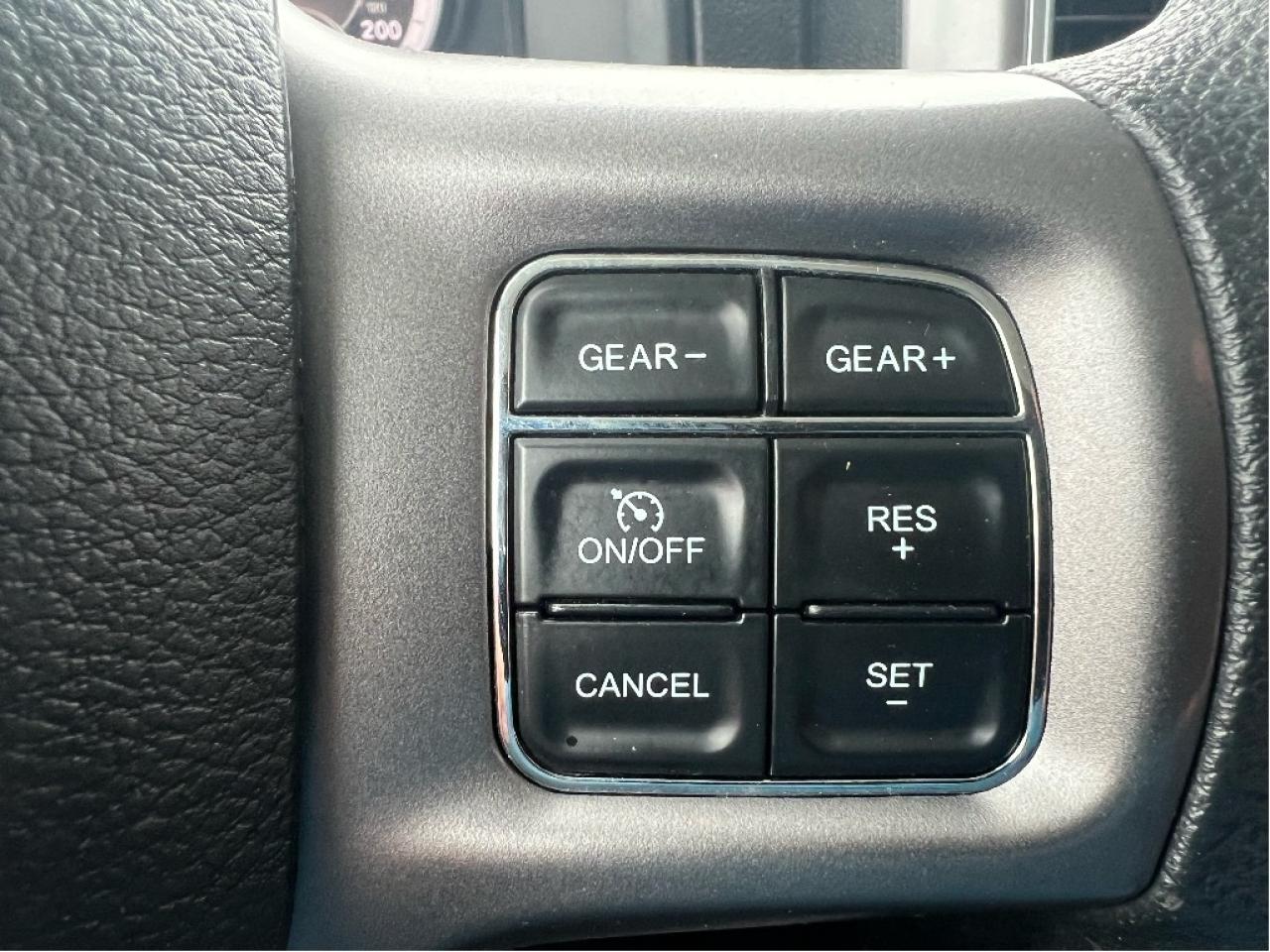 2023 RAM 1500 Classic SLT Crew 4x4 HEMI V8 *HITCH *PWR SEAT *LOW KMS Photo