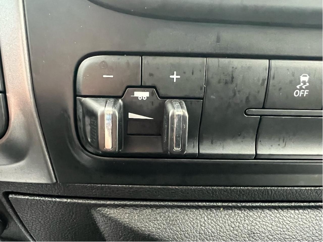 2023 RAM 1500 Classic SLT Crew 4x4 HEMI V8 *HITCH *PWR SEAT *LOW KMS Photo