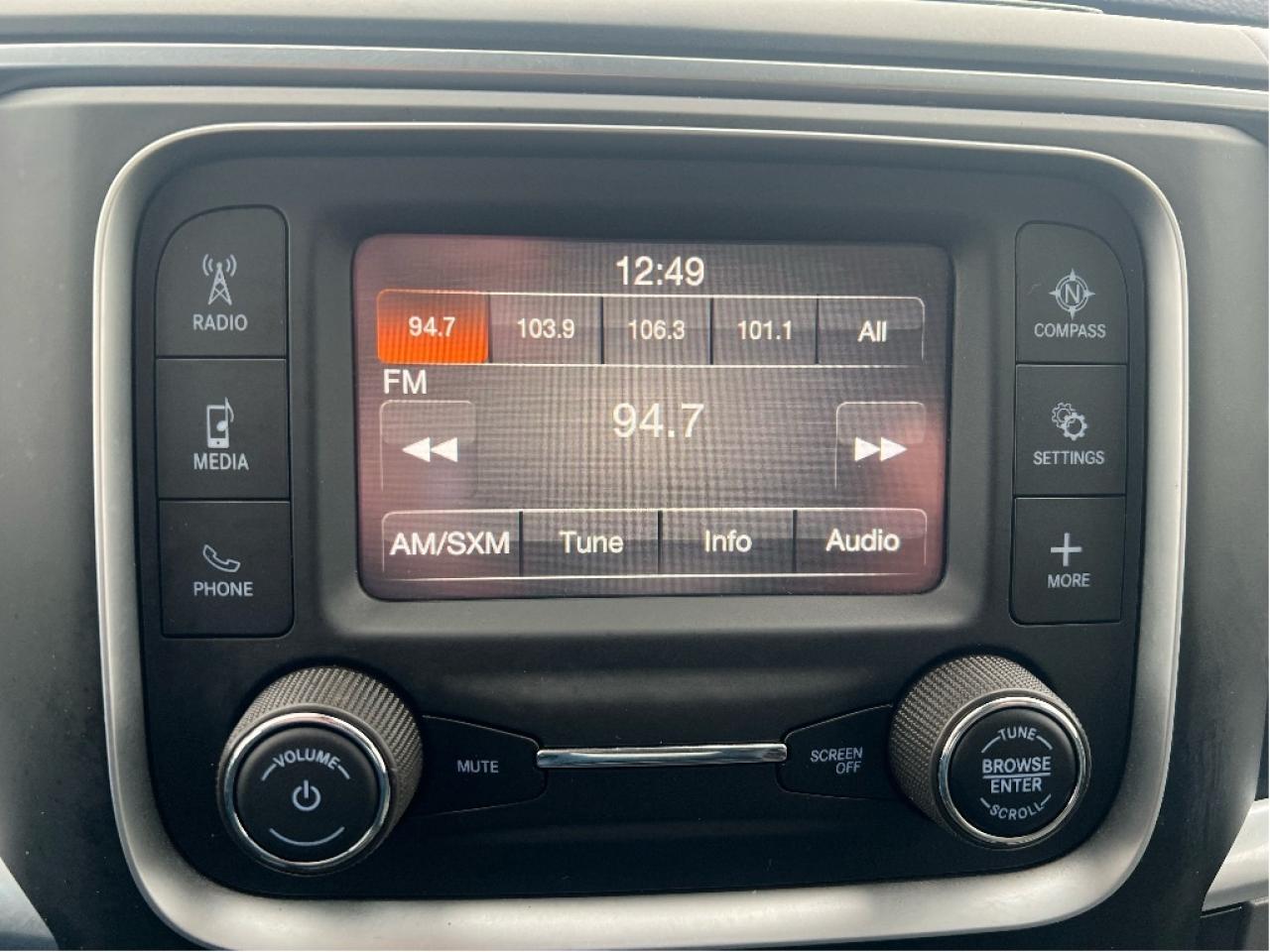 2023 RAM 1500 Classic SLT Crew 4x4 HEMI V8 *HITCH *PWR SEAT *LOW KMS Photo