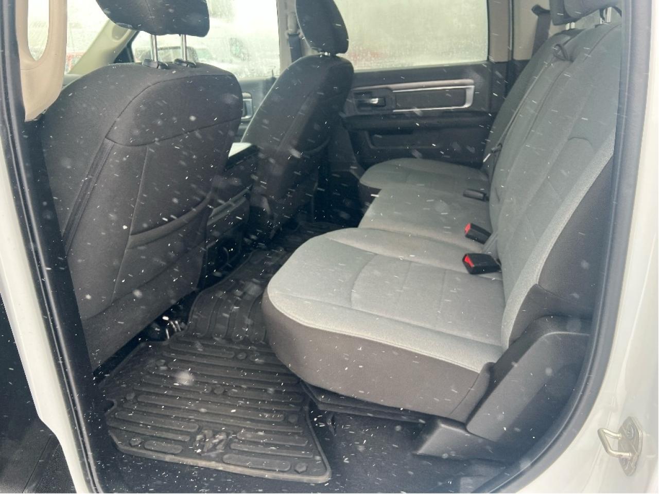 2023 RAM 1500 Classic SLT Crew 4x4 HEMI V8 *HITCH *PWR SEAT *LOW KMS Photo