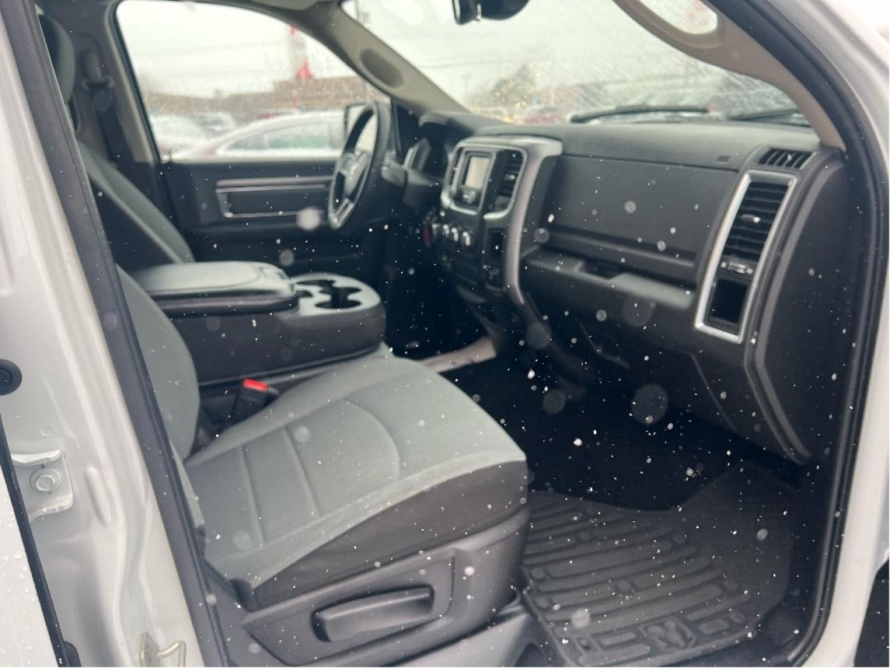 2023 RAM 1500 Classic SLT Crew 4x4 HEMI V8 *HITCH *PWR SEAT *LOW KMS Photo